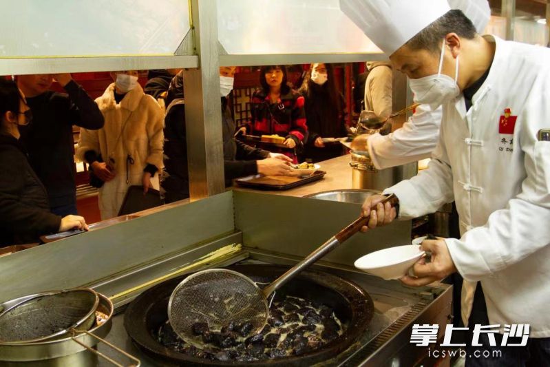 2月4日，坡子街火宮殿一派忙碌景象,，廚師們正抓緊準備各種食材,。