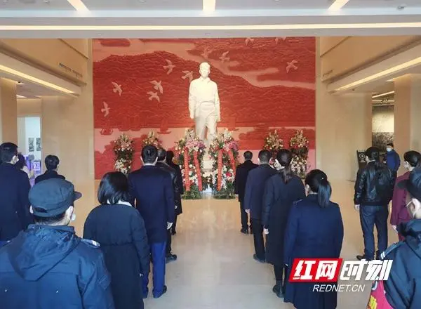 各地群眾來雷鋒紀(jì)念館瞻仰,。