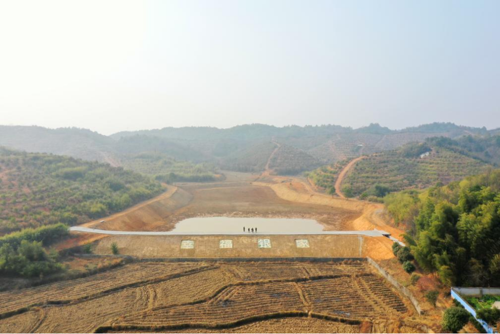 ▲寧鄉(xiāng)及早對(duì)山塘進(jìn)行摸底調(diào)查。無(wú)人機(jī)拍攝下的喻家坳鄉(xiāng)麥子塘,。
