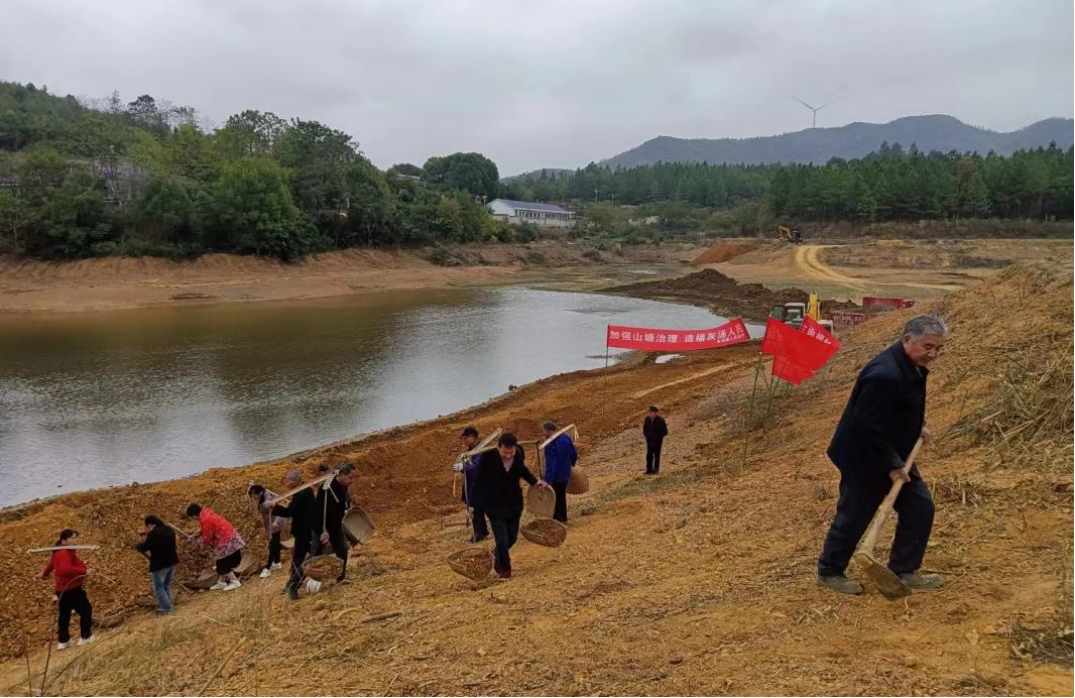 ▲灰湯鎮(zhèn)黨群群眾助力山塘建設(shè),。