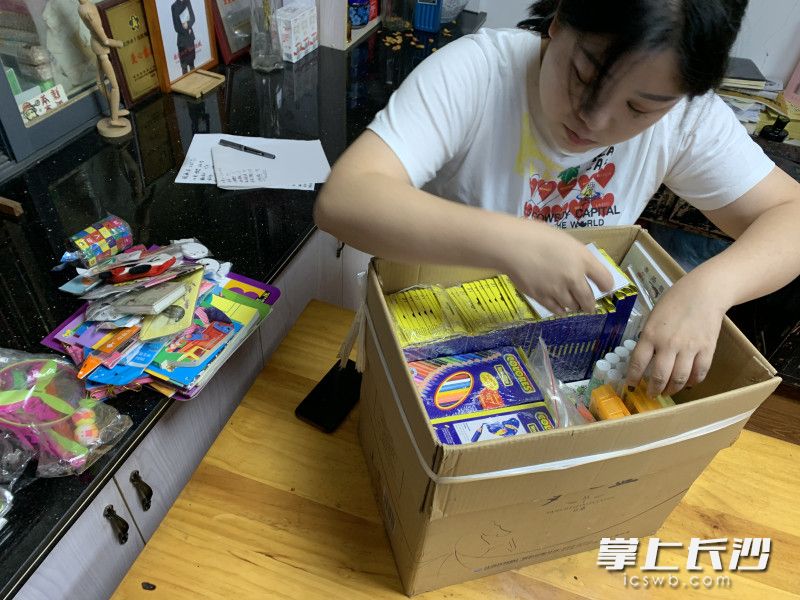 胡巧萍整理即將寄給西藏地區(qū)孩子的學(xué)習(xí)用具,。長沙晚報(bào)全媒體記者 劉俊 攝