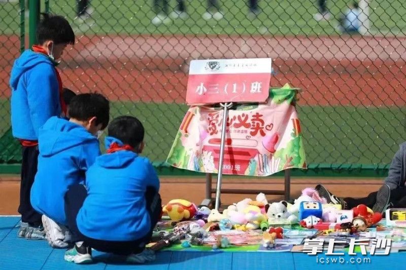 豐富的義賣商品吸引了顧客的眼光,。長沙晚報通訊員 楊小燕 朱暢 攝影報道