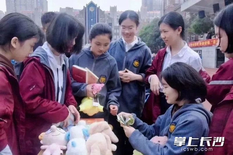 小攤貨品很是暢銷。