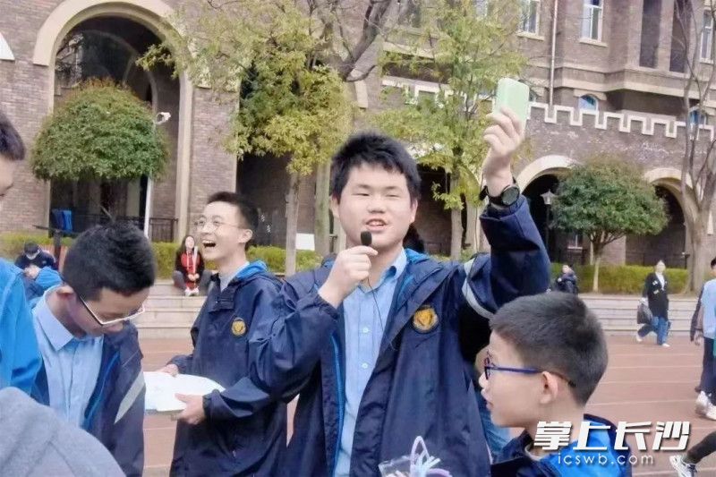 叫賣聲聲招攬客人。