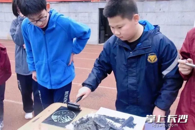 游藝節(jié)目吸引顧客。