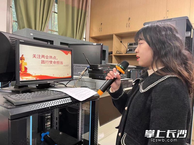 張冰潔利用校園電視臺進行播報。