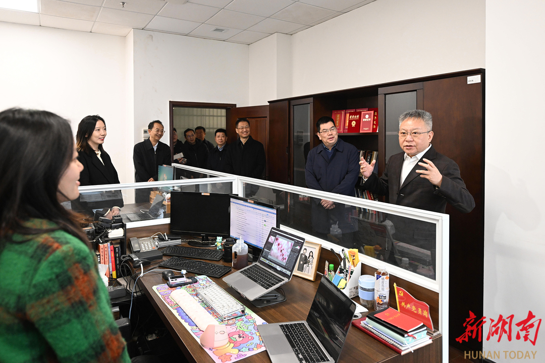 3月28日,，沈曉明走訪新華社湖南分社。