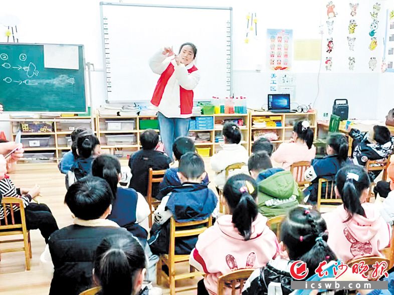 張婷參加學雷鋒志愿活動,，到幼兒園開展義務助教工作,。 受訪者供圖
