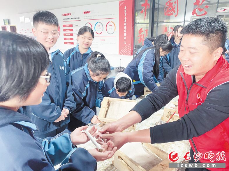 4月6日，南雅湘江中學(xué)的學(xué)生們在“中國好人”湯俊杰（右1）帶領(lǐng)下現(xiàn)場體驗(yàn)艾條加工,，助力助殘扶貧。長沙晚報(bào)通訊員 馮千鑫 攝