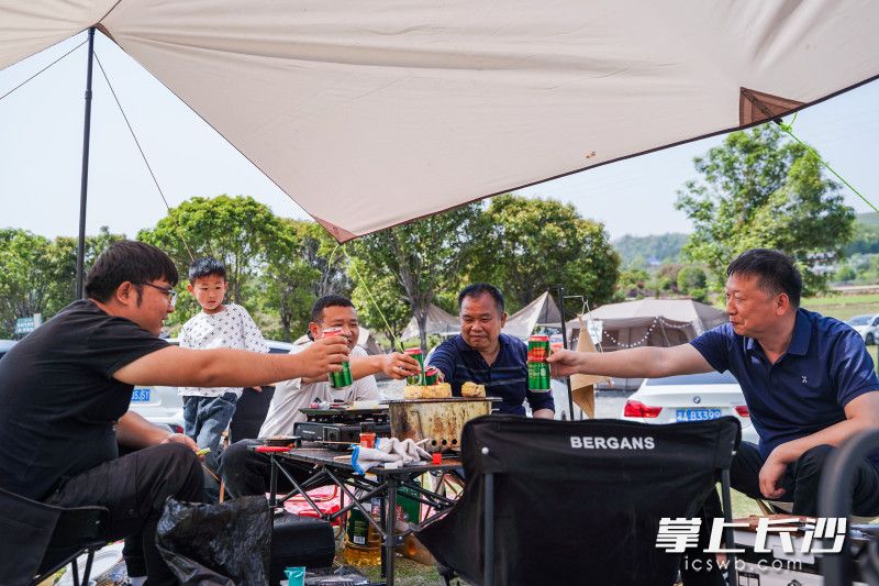 露營不僅為游客提供了游玩新選擇,，也為當(dāng)?shù)氐泥l(xiāng)村振興發(fā)展帶來契機(jī),，不少游客選擇在露營同時購買當(dāng)?shù)靥禺a(chǎn)用于野炊。