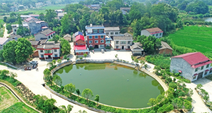 ▲寧鄉(xiāng)市灰湯鎮(zhèn)花果山村猶如花園般秀美。湖南日報(bào)記者 李健 攝