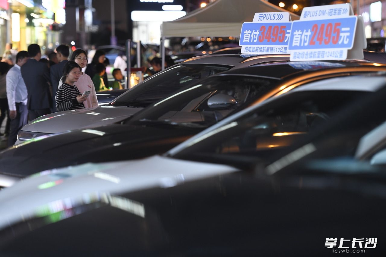市民在活動(dòng)現(xiàn)場(chǎng)看車。長(zhǎng)沙晚報(bào)全媒體記者 黃啟晴 攝