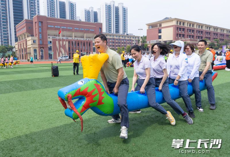 參賽隊(duì)員們?nèi)硇耐度氡荣?，緊密配合,，活力滿滿。