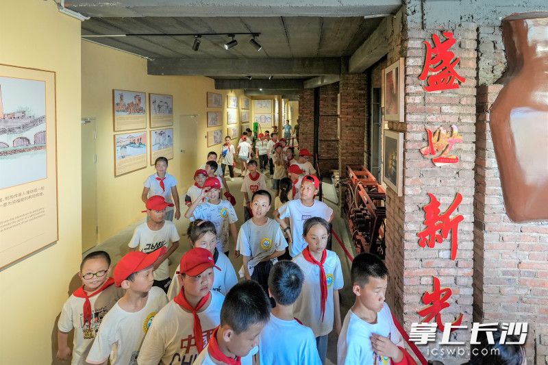 孩子們興致勃勃地參觀資福古窯博物館,。