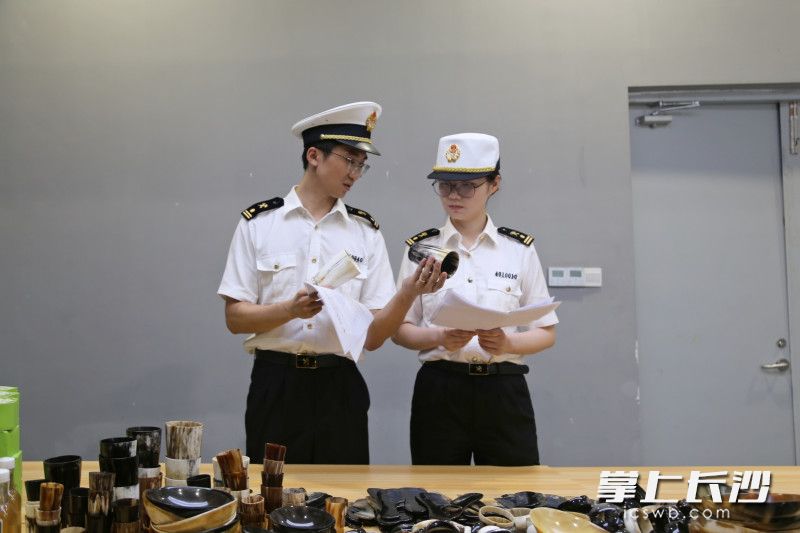 海關(guān)人員正在查驗(yàn)首批入境展品。