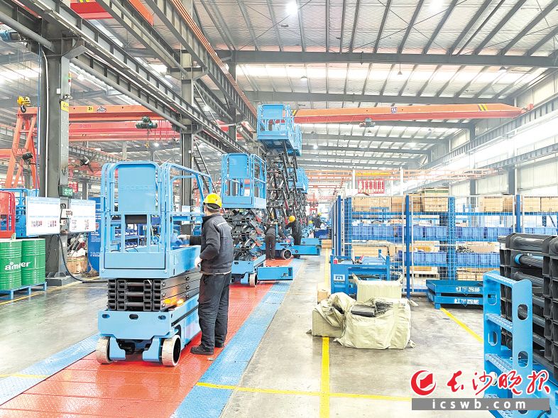 “全球工程機(jī)械制造商50強(qiáng)”星邦智能生產(chǎn)車間,。長沙晚報全媒體記者 朱澤寰 攝