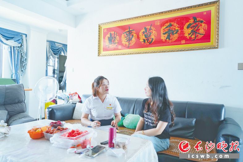 潤和又一城小區(qū)黨支部廣泛走訪,，深入摸底調(diào)研,，為業(yè)主解難題。圖為小區(qū)物業(yè)服務(wù)企業(yè)黨員譚靜（左）正在業(yè)主家中走訪,。長沙晚報全媒體記者 鄧迪 攝