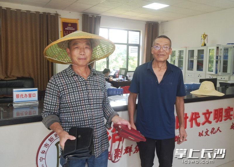 面對(duì)失而復(fù)得的12000多元,，唐建軍（左）不停地感謝著拾金不昧的保潔員黃本喜（右）,。通訊員 鐘俊夫 攝