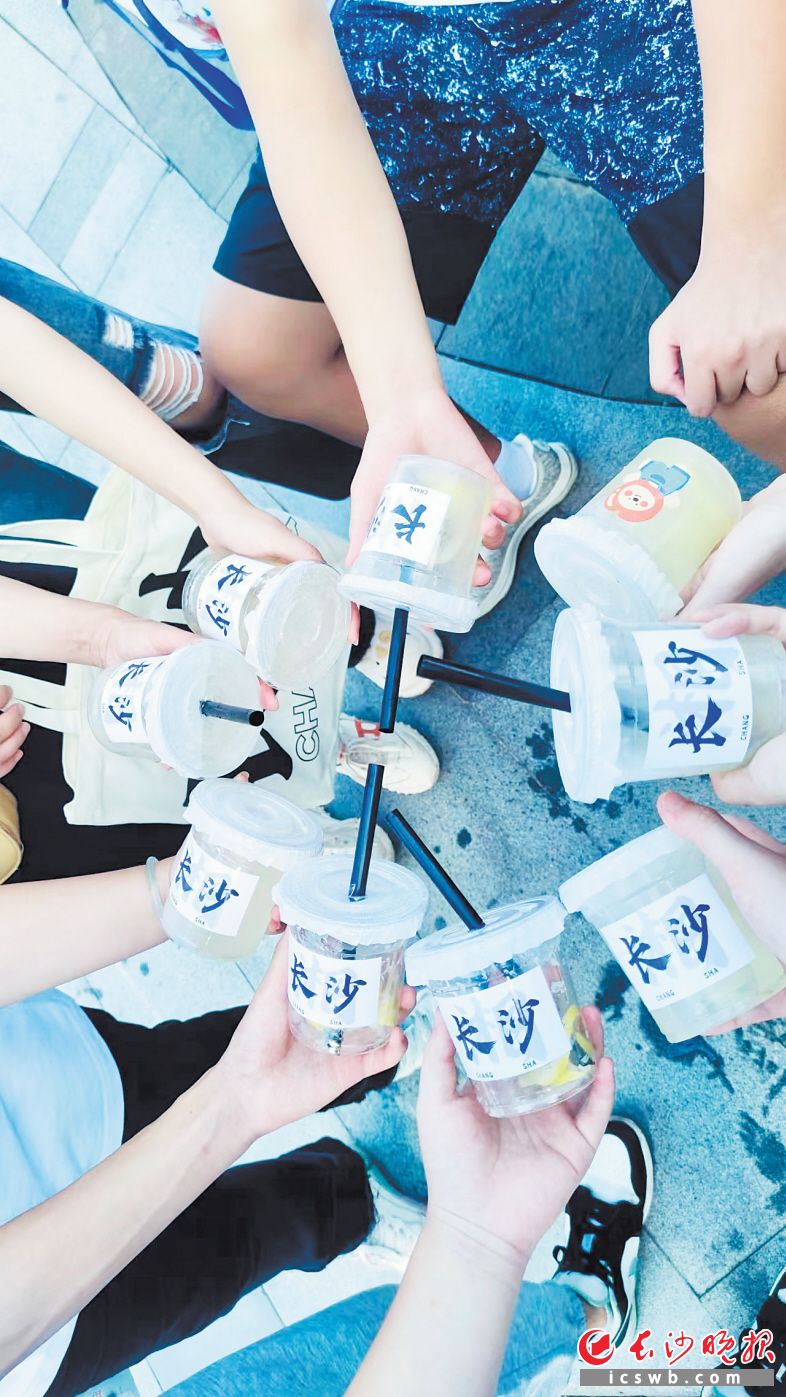 湖北大學(xué)生擺攤制作的檸檬水。