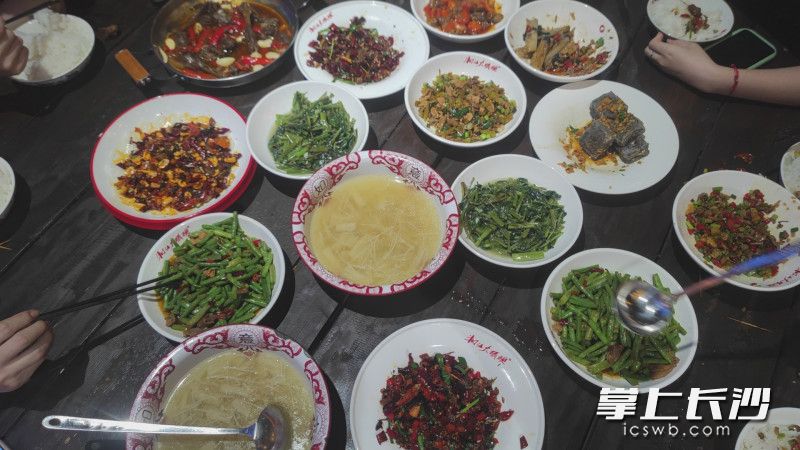 深夜，王世東的老板準(zhǔn)備了豐富的員工餐,。