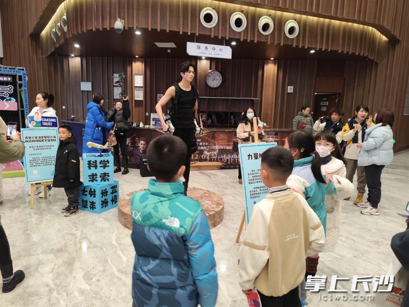 小朋友被外骨骼裝置吸引,。