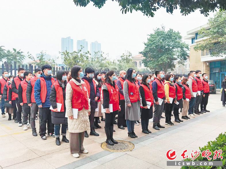 望城區(qū)創(chuàng)新推出“雷鋒哨”機制，引導(dǎo)以黨員干部為生力軍的萬名網(wǎng)格員下沉基層,，及時發(fā)現(xiàn)和解決群眾急難愁盼問題,。朱華 攝