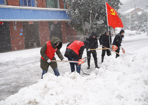 黨員群眾清掃路面積雪