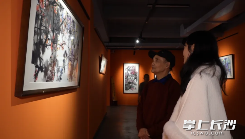 觀眾參觀“騰龍送?！薄袊嬞R歲邀請展。天一美術(shù)館供圖
