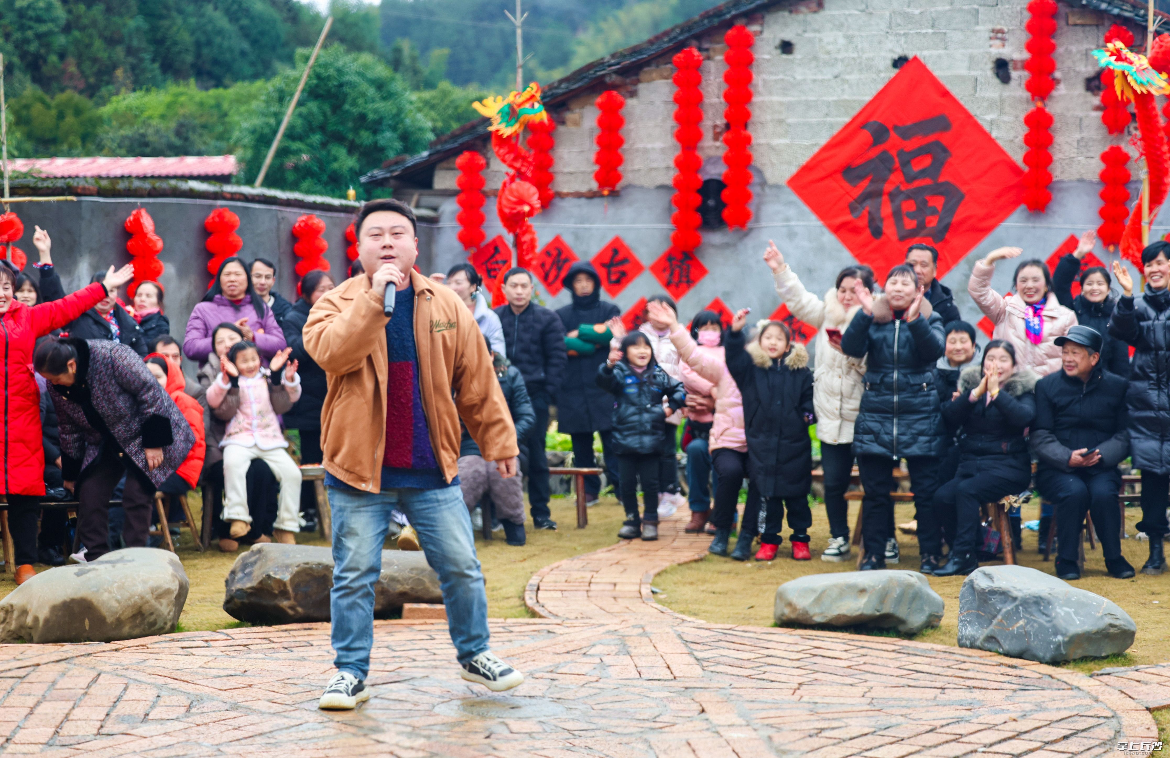 拉歌環(huán)節(jié),，返鄉(xiāng)投身民宿產(chǎn)業(yè)的白沙村村民李立上臺(tái),，演唱了一首流行歌曲。李建攝