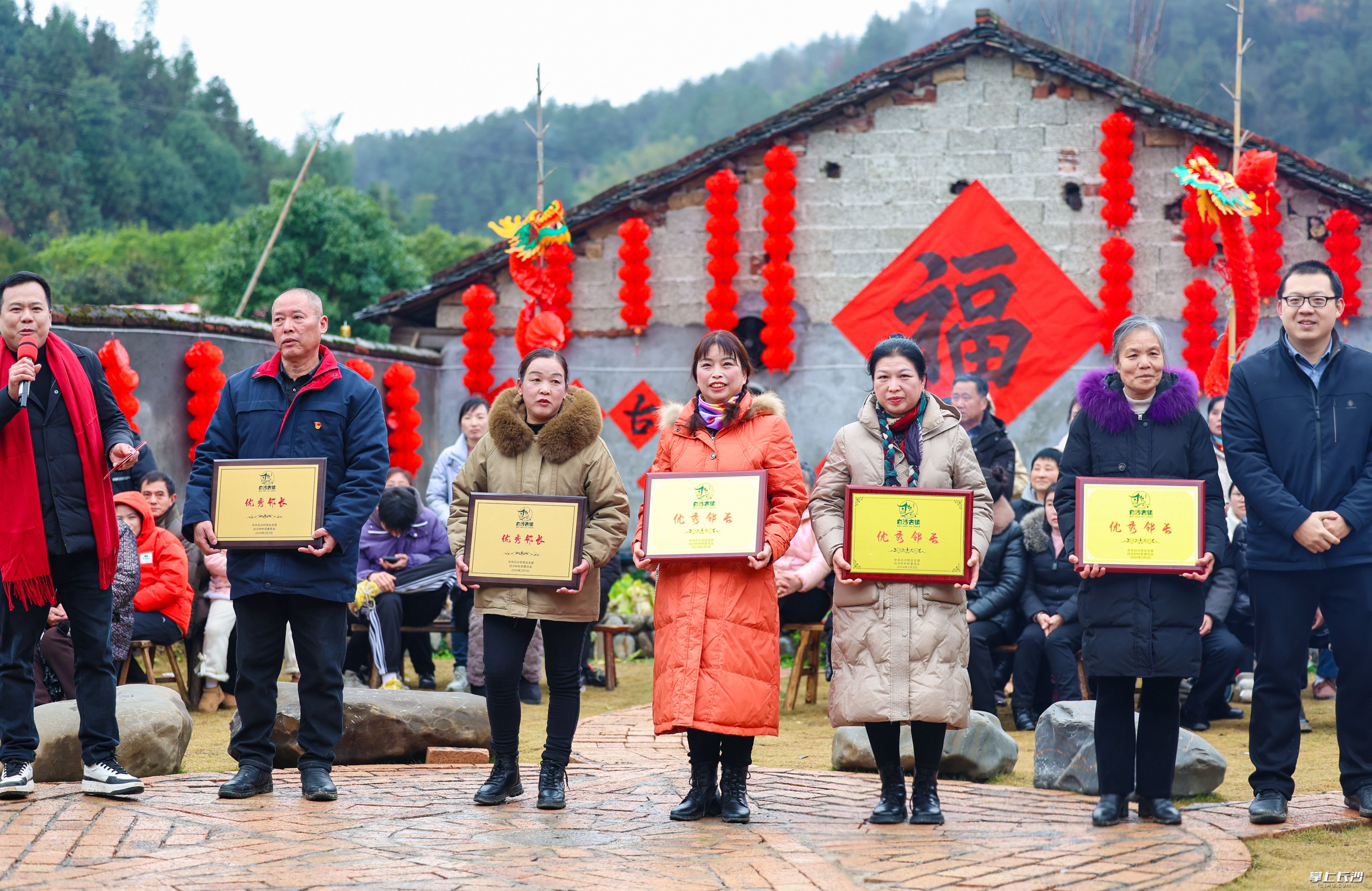 “村晚”現(xiàn)場(chǎng),，白沙村還表彰了五名優(yōu)秀“鄰長(zhǎng)”,。李建攝