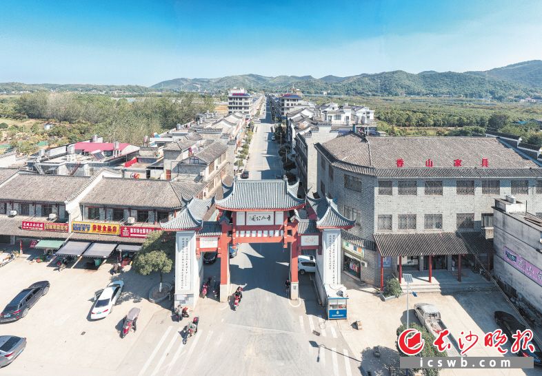 　　龍鳳山地域涵括了香山國家級森林公園,，公園牌樓就修建在鳳橋社區(qū),，仿古建筑為當?shù)卦鎏砹藥自S古風韻味?！￠L沙晚報全媒體記者 陳飛 攝