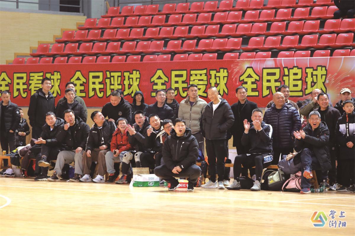 球場邊,，市民不停地吶喊助威，為參賽隊伍加油鼓勁,。有的市民還帶著孩子前來觀看比賽,。