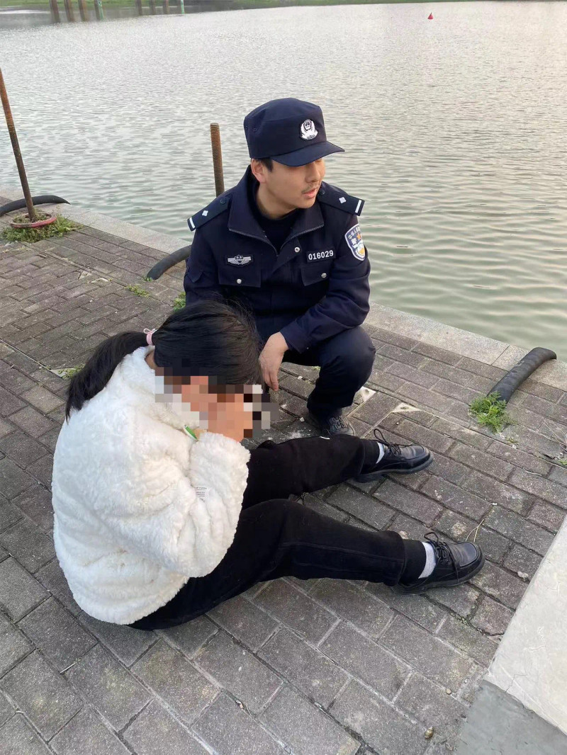 民警成功救下女子 長(zhǎng)沙晚報(bào)通訊員 劉小嬌 供圖