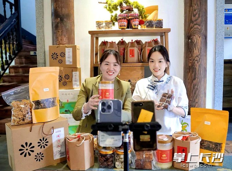 胡丹（左）在鄉(xiāng)村振興館直播帶貨。均為妥訪者供圖