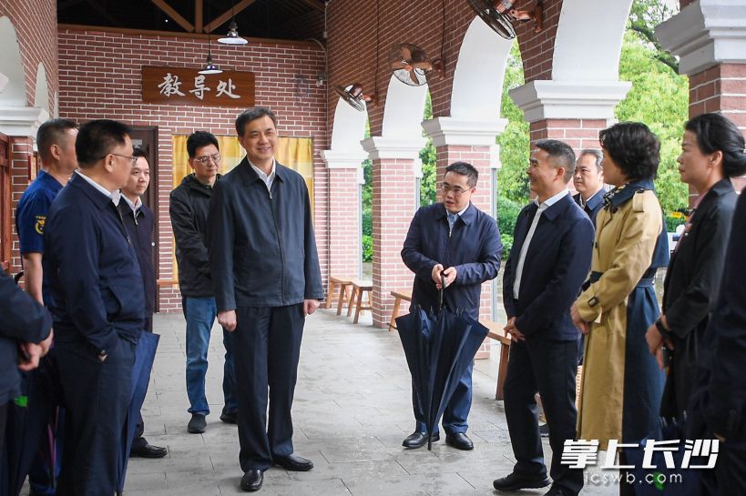 周海兵一行來(lái)到橘子洲景區(qū)，督導(dǎo)檢查景區(qū),、地鐵運(yùn)行安全管理情況,。  長(zhǎng)沙晚報(bào)全媒體記者 郭雨滴 攝