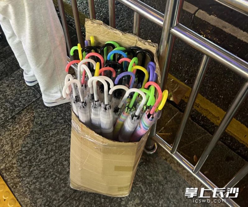 市民給游客準備的傘。