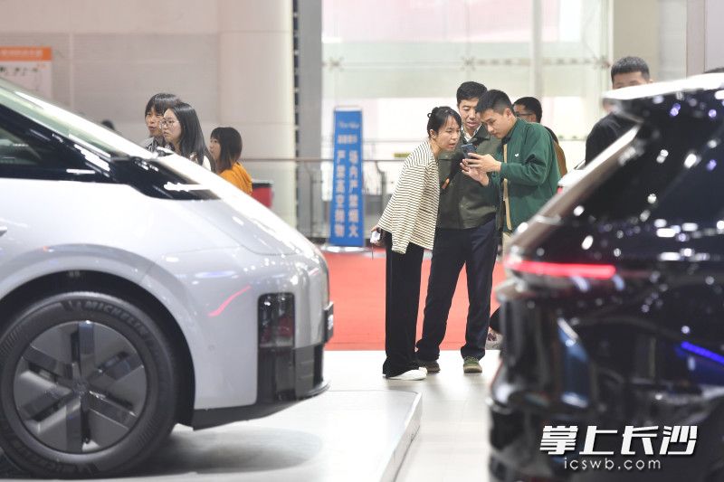 5日下午，湖南車展各展臺(tái)有很多市民朋友準(zhǔn)備下訂,。   均為長(zhǎng)沙晚報(bào)全媒體記者 王志偉 攝
