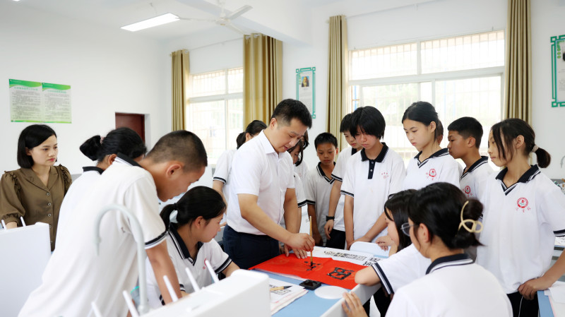 圖為長沙縣政協(xié)委員詹習(xí)成在教授學(xué)生書法,。 盛磊 攝