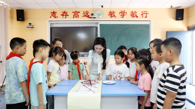 長沙縣政協(xié)委員張蓉在教授學(xué)生畫中國畫,。 盛磊 攝