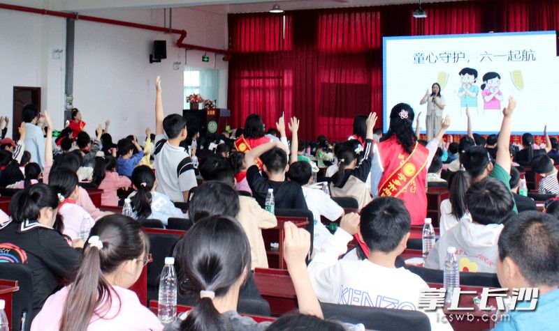 志愿者陪山區(qū)孩子快樂過六一,。均為長沙晚報通訊員 楊美 孫紅浪 攝