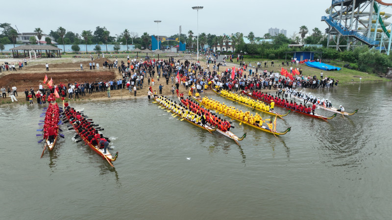 1日,，在湘陰洋沙湖水上運(yùn)動(dòng)中心，8條龍舟接受“點(diǎn)睛”后“下水”,，乘風(fēng)破浪展雄威,。均為 通訊員 彭柳 供圖