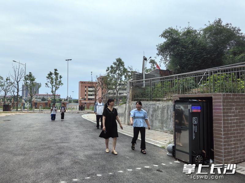 小區(qū)南門修好了,，居民進(jìn)出更方便,。