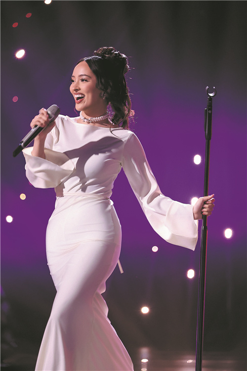 Moroccan-Canadian singer-songwriter Faouzia Ouihya perform on the music competition show Singer 2024. [Photo provided to China Daily]