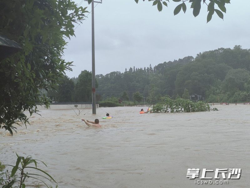 三人跳進湍急河流,，救援落水者,。  受訪者供圖