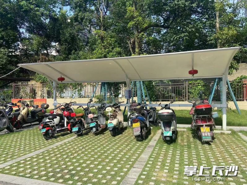 分布合理的停車棚和充電設(shè)施,，讓居民再也不用為“充電難”“停車難”煩心了,。長沙晚報全媒體記者 李金 攝