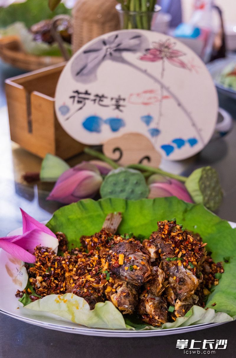 荷花魚(yú)鮮嫩多汁,，魚(yú)肉與荷花的清香完美融合