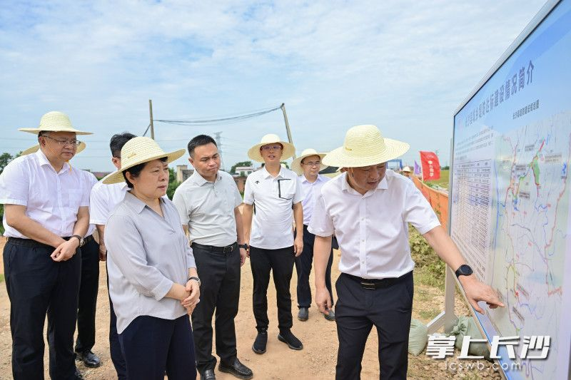 7月16日上午,，省委常委,、市委書記吳桂英在長(zhǎng)沙縣回龍垸堤防達(dá)標(biāo)建設(shè)項(xiàng)目現(xiàn)場(chǎng)調(diào)研。