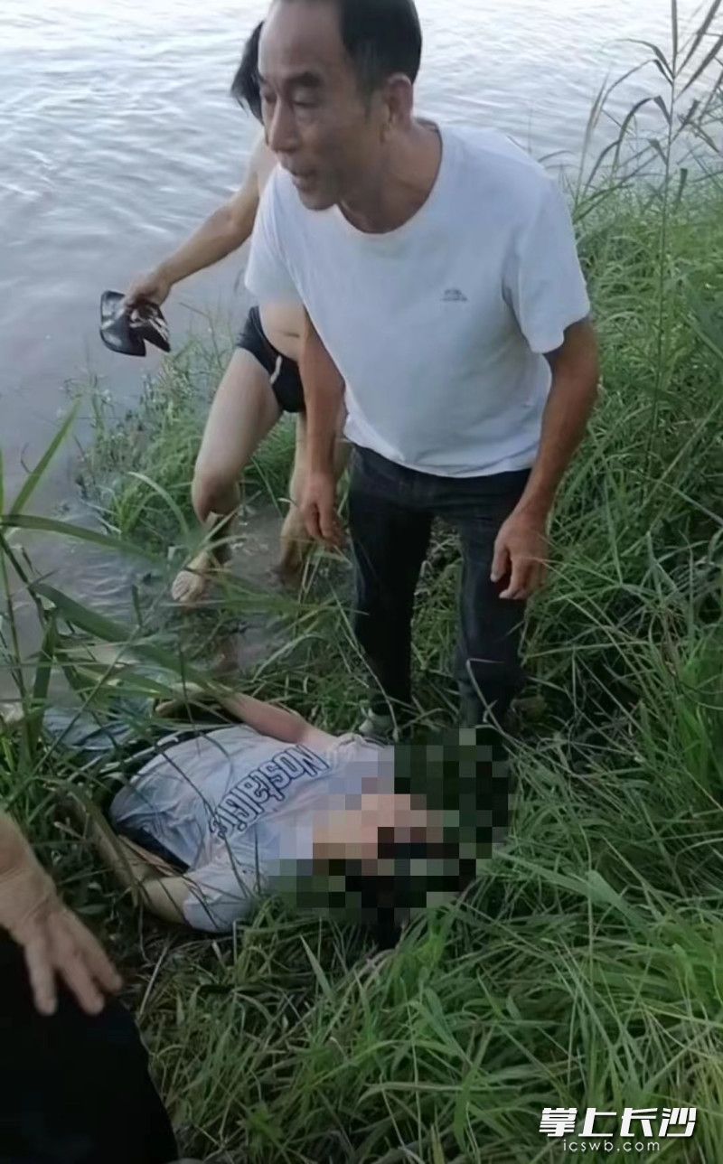 巡堤員兩次下水救人，上岸時(shí),，救人者與被救者都已精疲力盡,。   均為長(zhǎng)沙晚報(bào)通訊員陳楊軍、劉林供圖