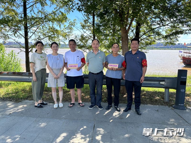 秀峰街道慰問(wèn)表彰見(jiàn)義勇為救人的巡堤員,。