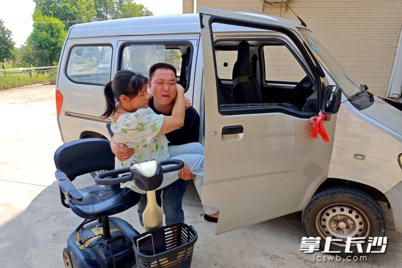 夫婦倆來(lái)到黃桃園,。